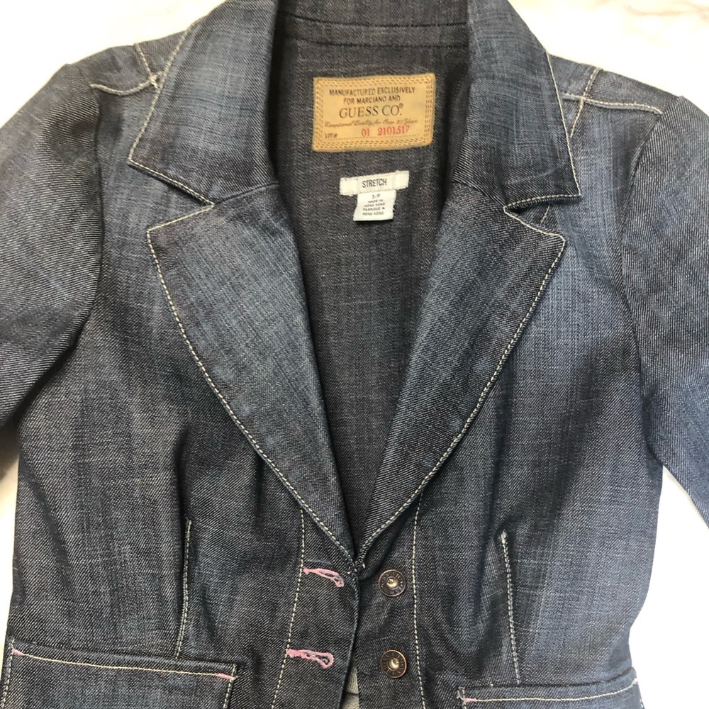 Jean jacket guess small in great condition. Color is denim blue.